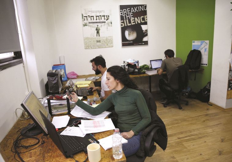 Dans les bureaux de l’ONG Chovrim Chtika à Tel-Aviv