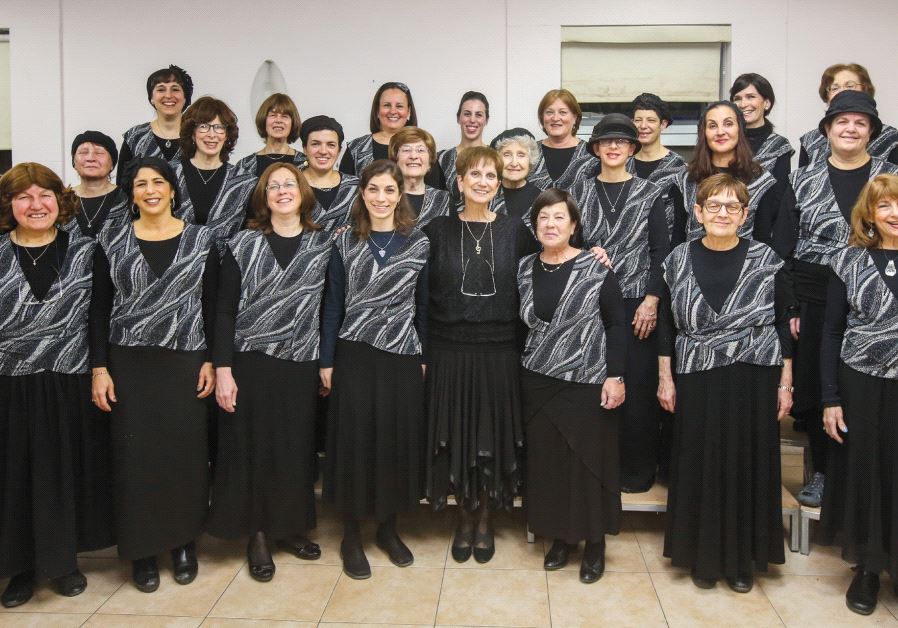 The Dorot choir, with Dassie Jacob at center