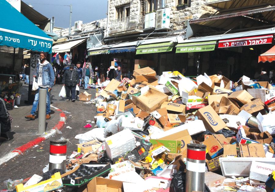 A ‘garbage mountain’ at the Mahaneh Yehuda shuk, a result of the municipal strike in January 2017.