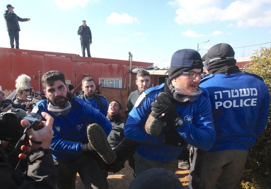 Forces evacuate Amona synagogue