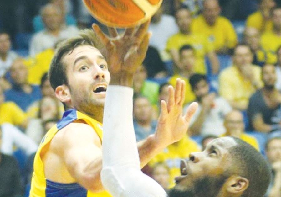 Hapoel Jerusalem guard Jerome Dyson (with ball) and Maccabi Tel Aviv guard Yogev Ohayon