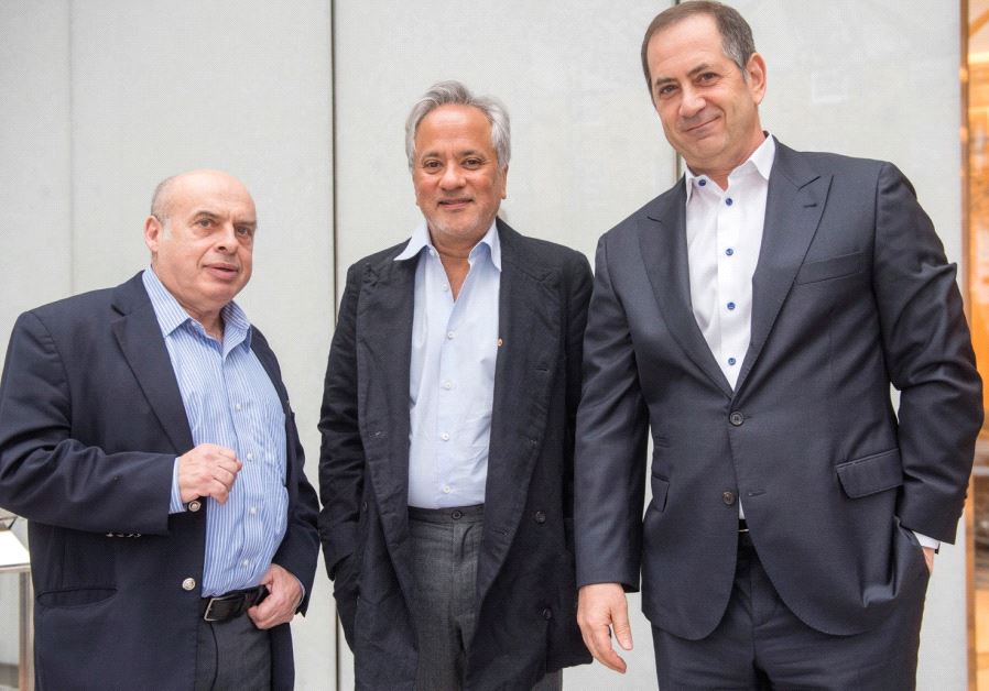Anish Kapoor is flanked by Jewish Agency Chairman Natan Sharansky (left) and Stan Polovets, chairman and cofounder of the Genesis Prize Foundation.