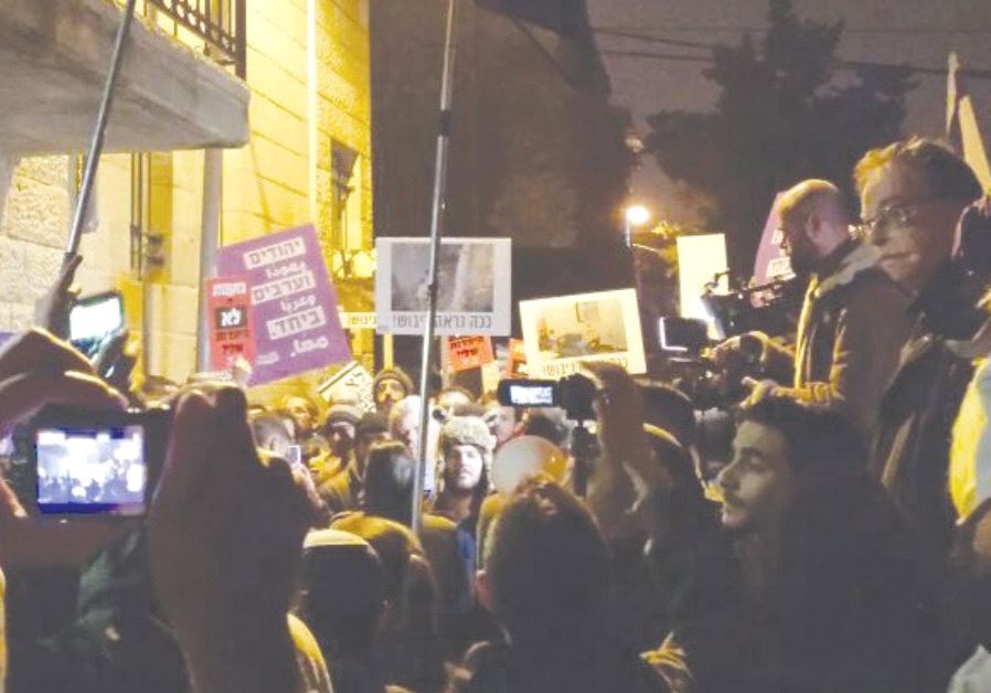 PROTESTERS AND SUPPORTERS of a Breaking the Silence exhibit face one another outside of Barbur Gallery in the Nahlaot neighborhood of Jerusalem last night