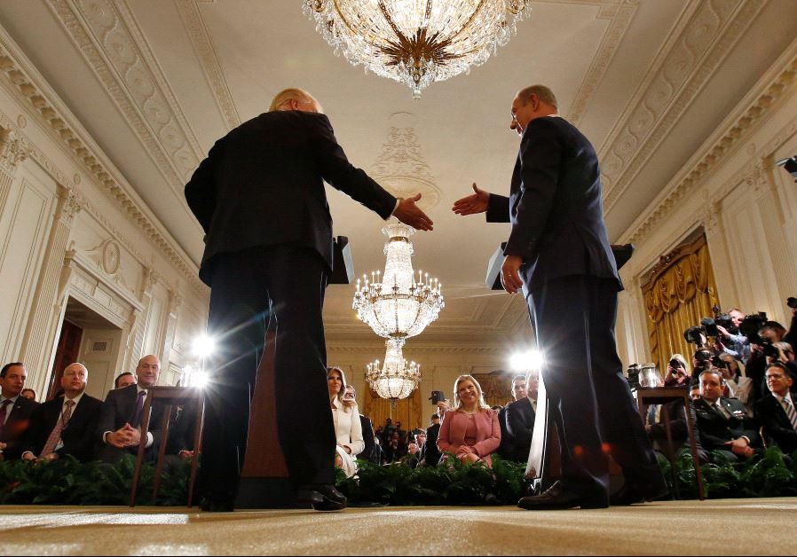 Benjamin Netanyahu shakes hands with Donald Trump (L) during a news conference at the White House in Washington , US on Feb. 15, 2017