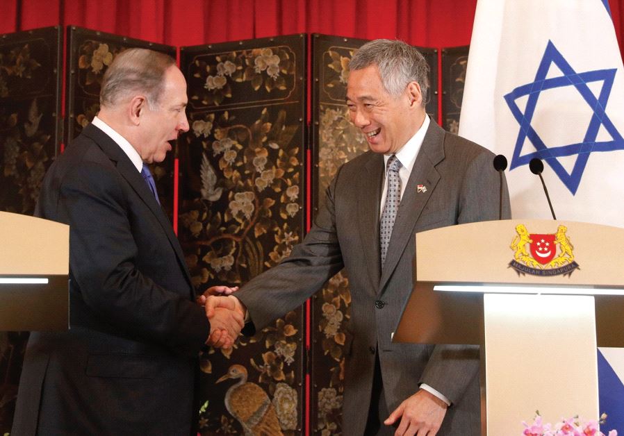 Singaporean Prime Minister Lee Hsien Loong welcomes Prime Minister Benjamin Netanyahu to the Istana presidential palace.