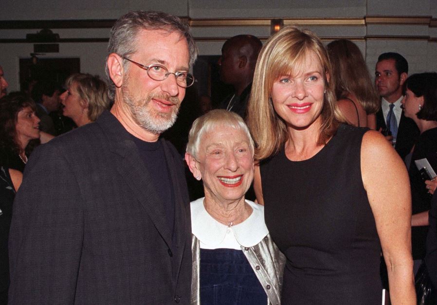 Director Steven Spielberg (L) his mother Leah (C) and wife actress Kate Capshaw pose at the premiere of the film "Saving Private Ryan" [File 1998]