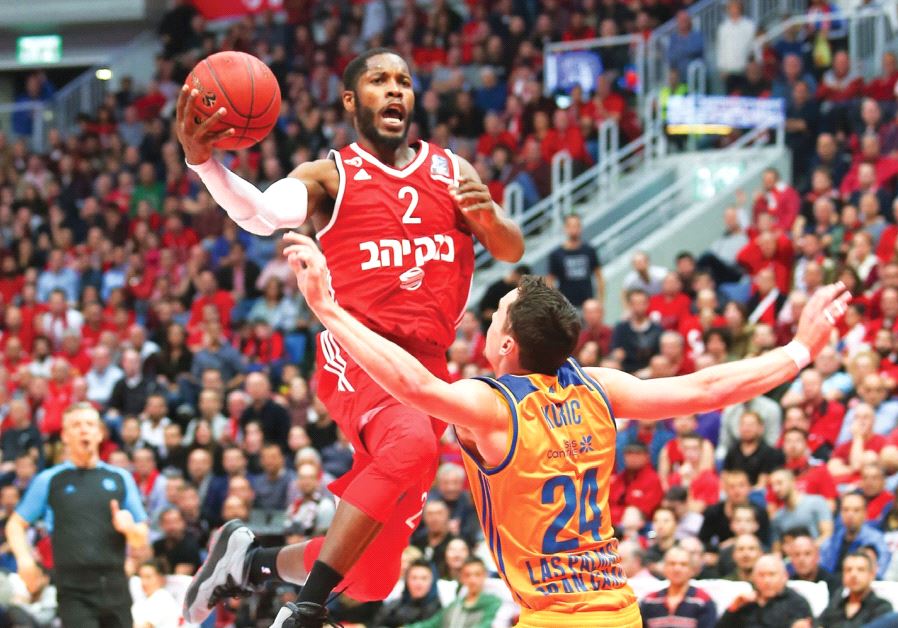 Hapoel Jerusalem guard Jerome Dyson (center) scored a game-high 20 points in last night’s 87-67 win over Gran Canaria and Kyle Kuric (24) in Game 1 of the Eurocup quarterfinals