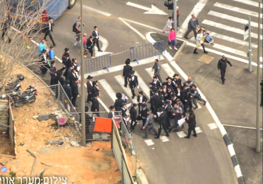 Haredi protesters at the Jerusalem marathon.