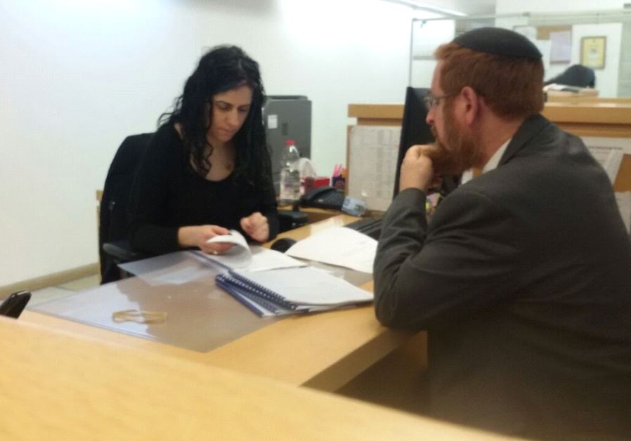  MK Yehudah Glick submitting the petition at the Supereme Court 