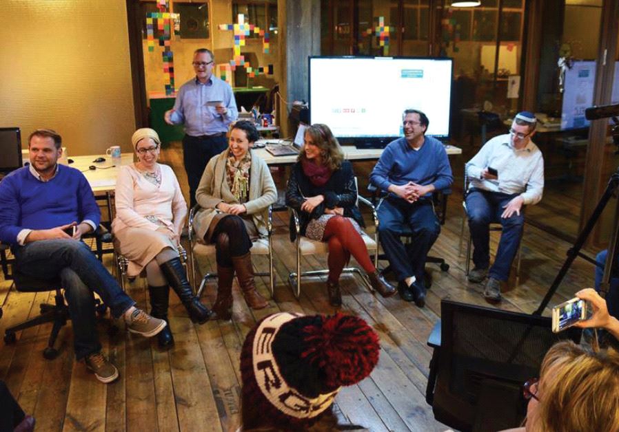 Benjy Singer (standing) leads an IsraelB workshop on using social media to promote your business online