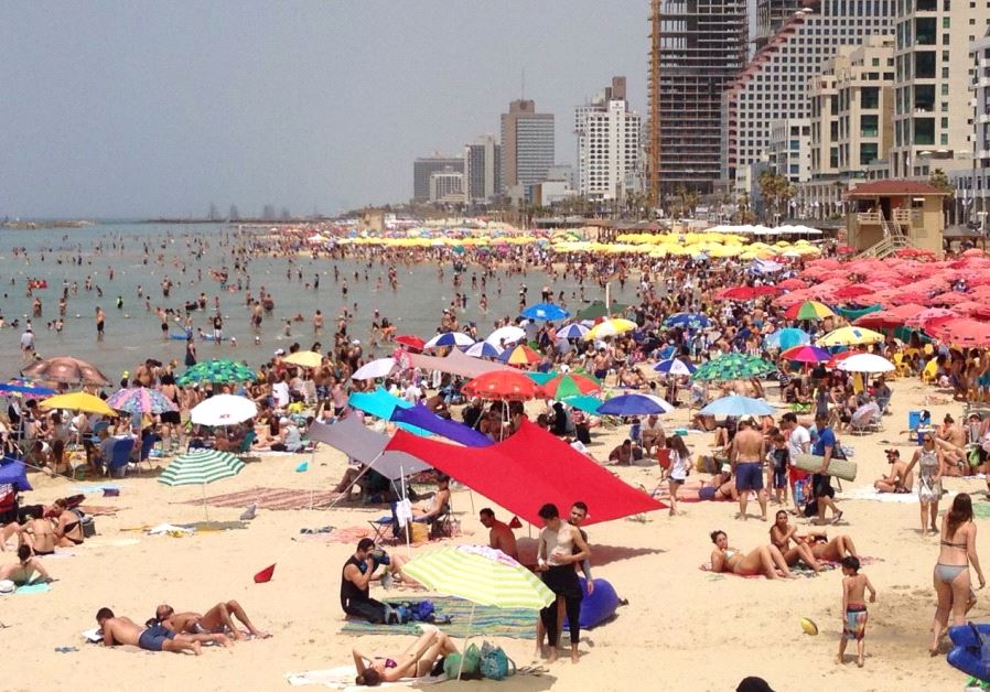 Thousands flock to Tel Aviv beaches during April 22 heat wave. 
