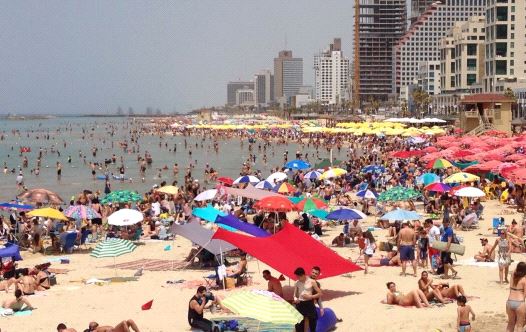 Thousands flock to Tel Aviv beaches during April 22 heat wave. 