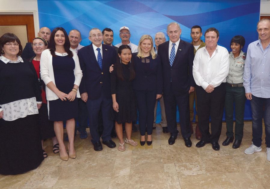 THE TORCH LIGHTERS The Independence Day torch lighters meet with Netanyahu and his wife Sara in Jerusalem