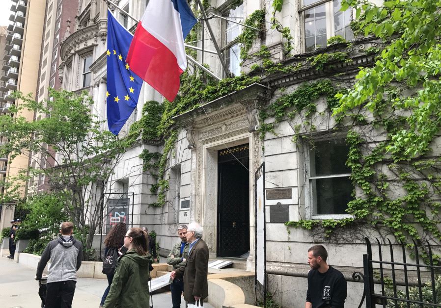 People in front of the French consulate in New York, preparing to vote. 