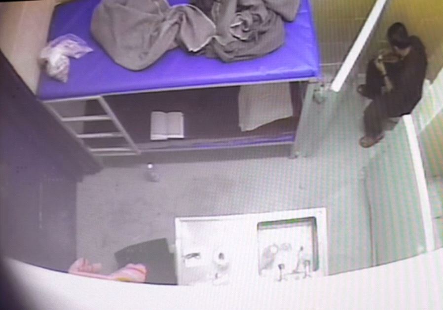Imprisoned Fatah leader Marwan Barghouti eats in prison