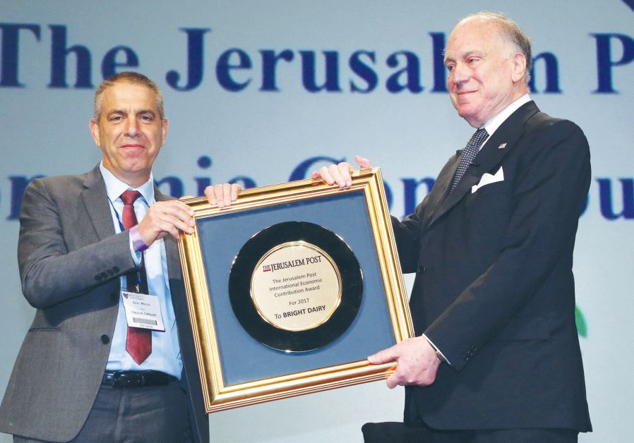 RUSALEM POST Conference President Ronald S. Lauder (right) presents Tnuva CEO Eyal Malis with the title of ‘Most Significant Contribution to the Israeli Economy,’ which Malis accepted on behalf of Bright Dairy chairman Chongjian Zhang