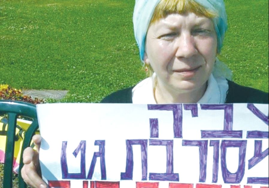 TZVIAH GORDETSKI holds a sign announcing her hunger strike outside the Knesset