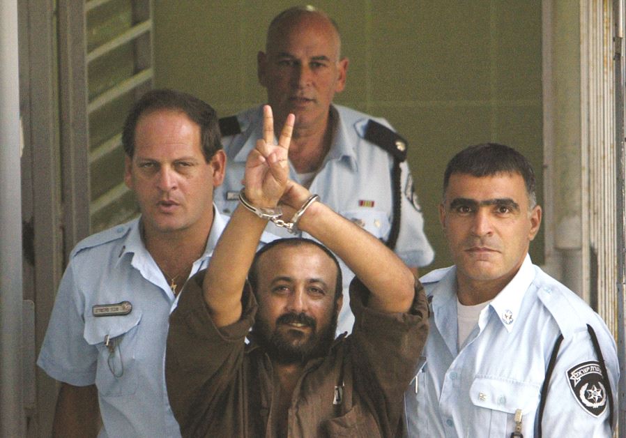 Marwan Barghouti entouré de gardiens de prison