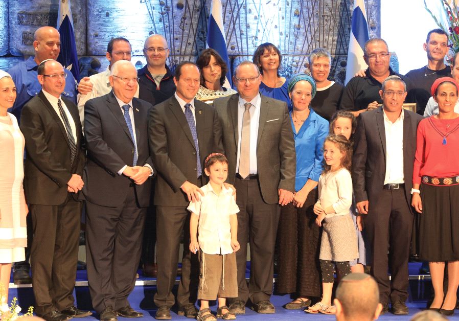 THE FRAENKEL, Shaer and Yifrach families, with President Reuven Rivlin and Jerusalem Mayor Nir Barkat at the Jerusalem Unity Prize award ceremony.
