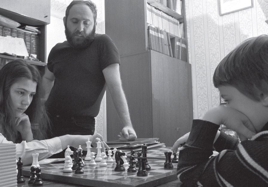 Laszló Polgár watches as his daughters Zsuzsa (left) and Zsófia play chess at the family’s Budapest home in the early 1980s