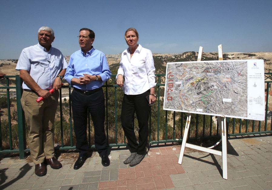 Isaac Herzog, Tzipi Livni with Ma'ale Adumim Mayor Benny Kashriel, May 18 2017.
