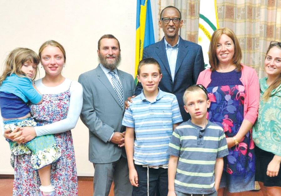 RABBI SHMULEY BOTEACH (center left) and his family meet with Rwandan President Paul Kagame (center) during one of the rabbi’s recent visits to the country.