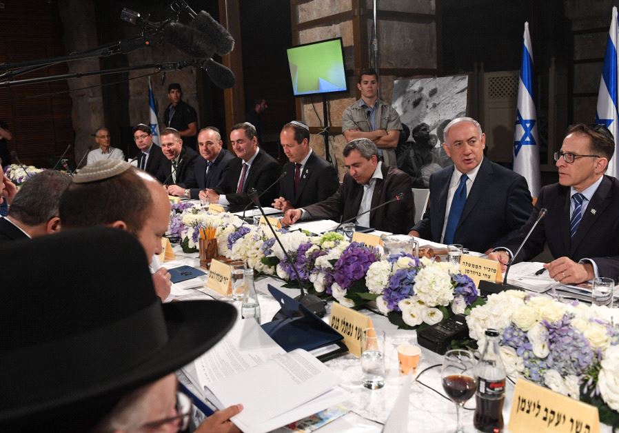 Netnyahu, cabinet ministers hold meeting at Western Wall ‏