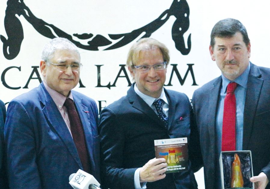 ANDRÉS ROEMER (second right) receives his award in Mexico City on Friday, flanked by Simon Wiesenthal Representative for Latin America Ariel Gelblung (right), Director of International Relations at SWC Shimon Samuels (second left) and Isaac Ajzen, director of Jewish news source diariojuido.com