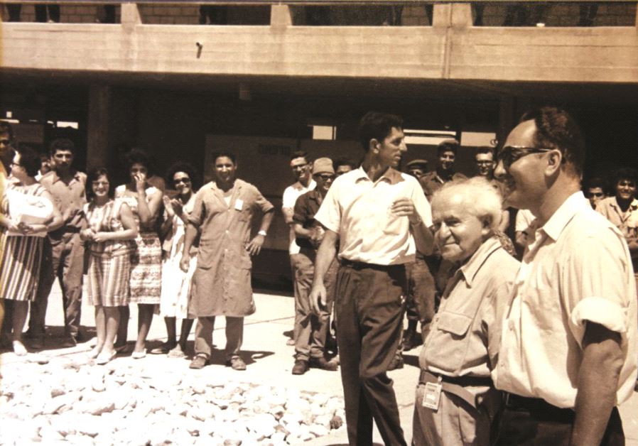 David Ben-Gurion et Shimon Peres en visite sur le site du réacteur nucléaire de Dimona