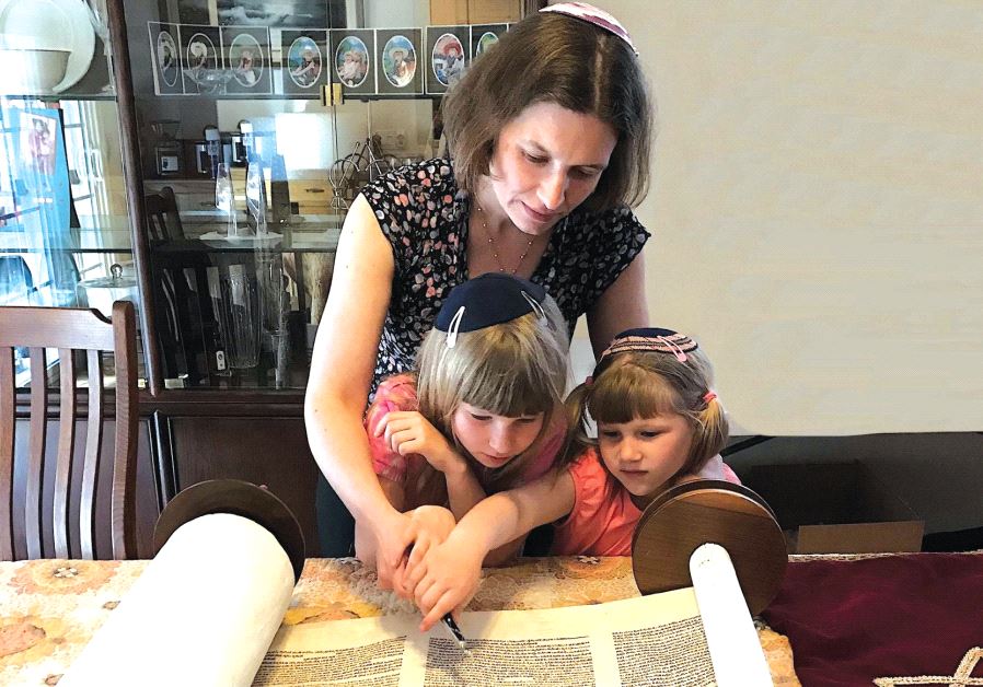 TBS Rabbi Dalia Samansky reads the Torah with her daughters