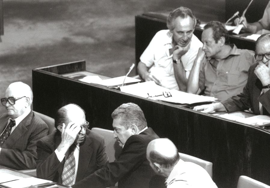 A la Knesset, aparté de Menahem Begin et Ezer Weizman, en arrière-plan, aparté de Shimon Peres et Yigal Allon