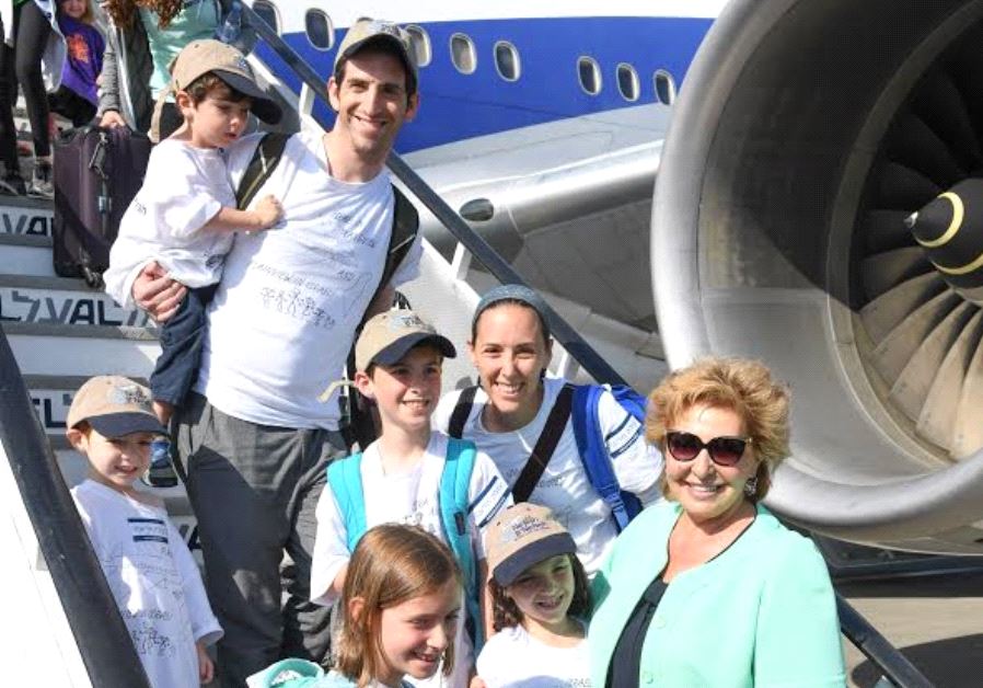 The Bienenfeld family from Plainview, NY getting off the plane in Tel Aviv with Minister of Aliyah and Integration Sofa Landver.
