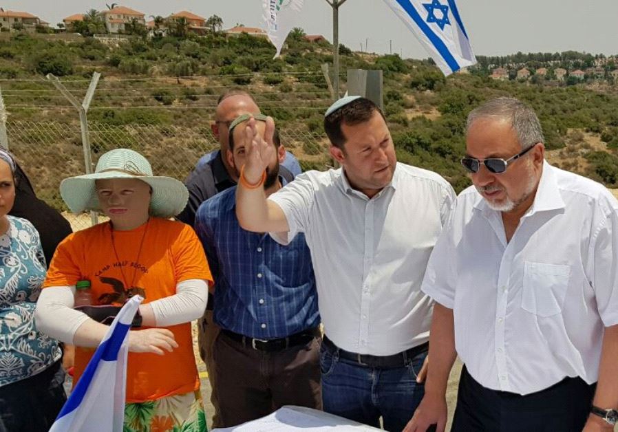 Defense Minister Avigdor Liberman (R) and Samaria Regional Council head Yossi Dagan