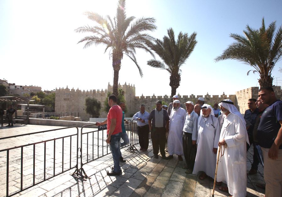 Crowd gathered on Temple Mount after closure following terror attack, 14 July 2017