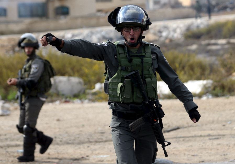 An Israeli border policeman shouts at journalists during clashes with between Israeli troops and Palestinian protesters near the Jewish settlement of Bet El, near the West Bank city of Ramallah October 30, 2015.